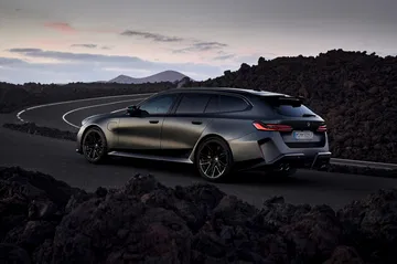 Vista lateral- trasera del BMW M5 Touring, poder y elegancia sobre ruedas.