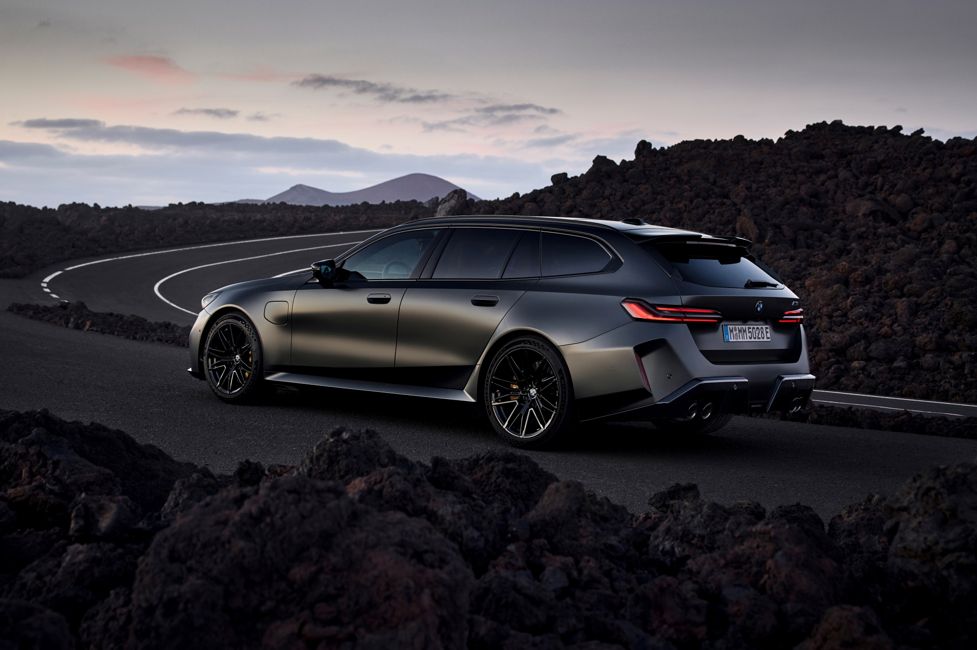 Vista lateral- trasera del BMW M5 Touring, poder y elegancia sobre ruedas.