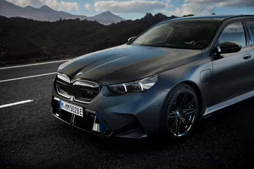 El BMW M5 Touring combina lujo y potencia en esta toma dinámica.