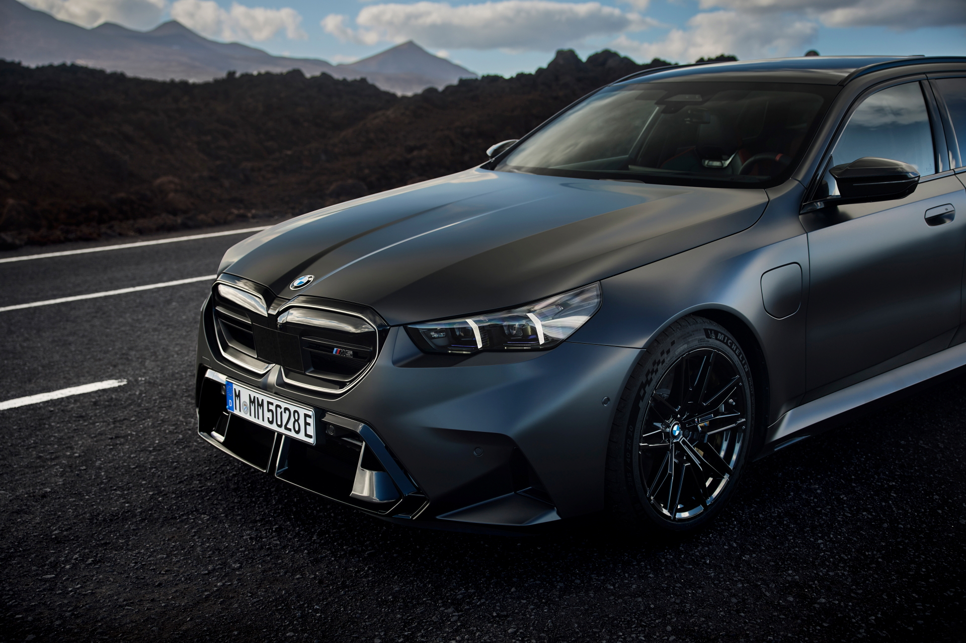 El BMW M5 Touring combina lujo y potencia en esta toma dinámica.