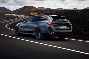 BMW M5 Touring 2025 capturado en plena acción, elegancia y potencia.