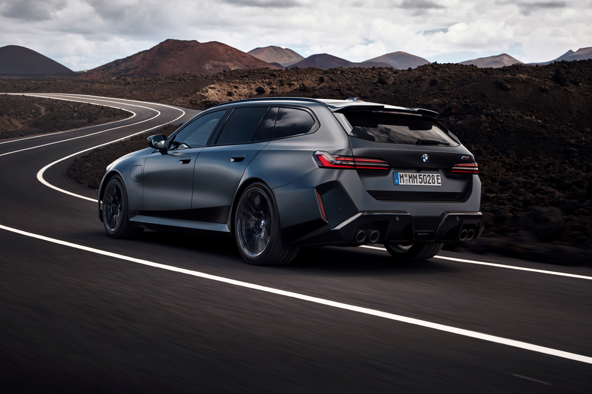 BMW M5 Touring 2025 capturado en plena acción, elegancia y potencia.