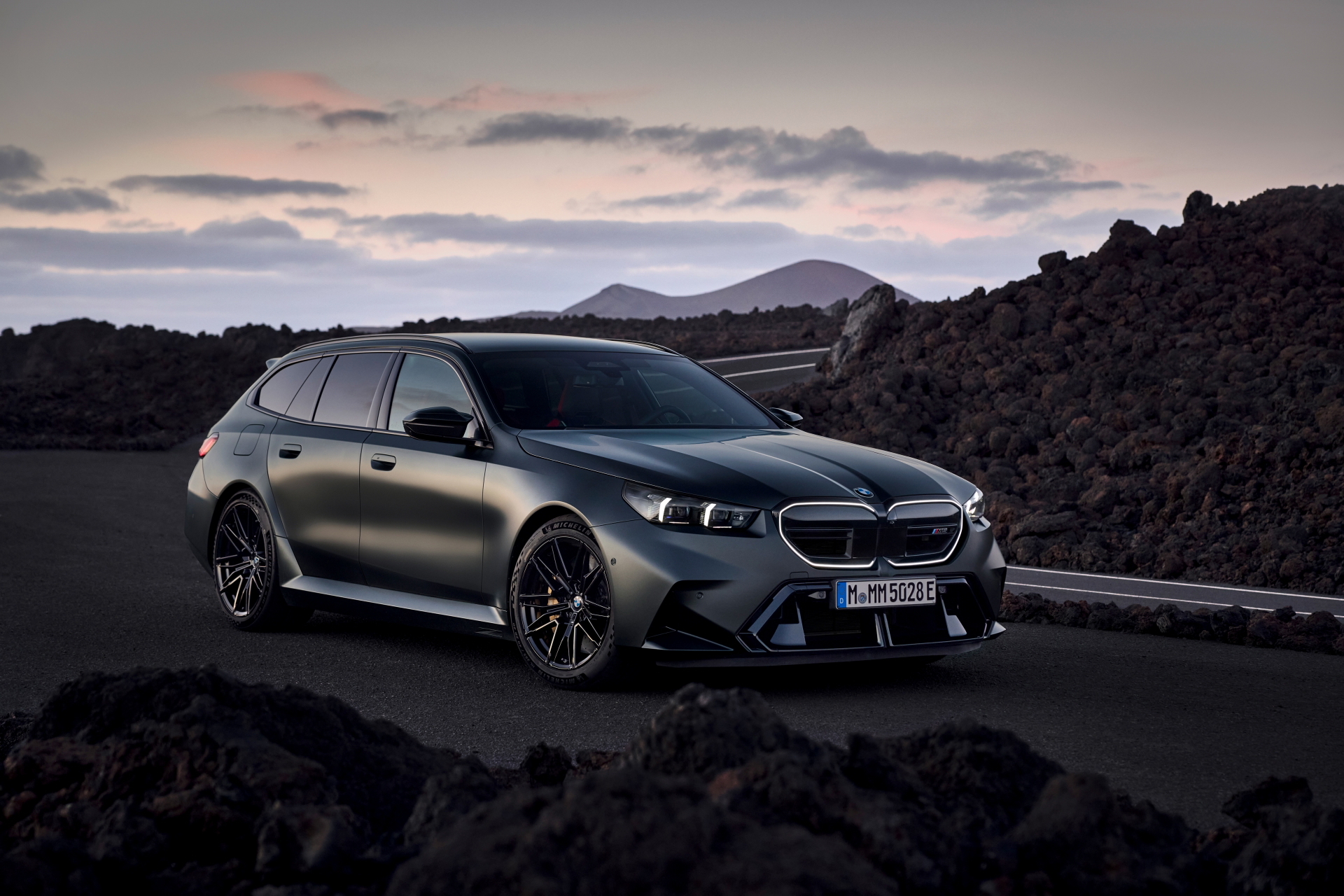 BMW M5 Touring: combinación de elegancia y potencia en cada línea.