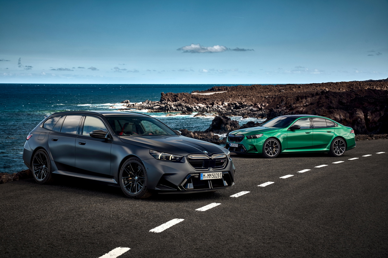BMW M5 Touring muestra su diseño lateral imponente y línea deportiva.