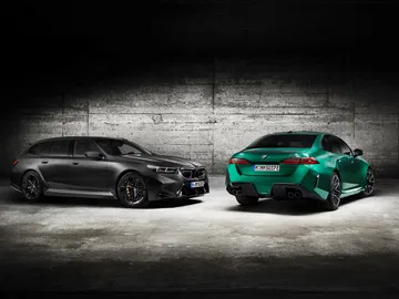 Dos BMW M5 Touring, uno visible y otro con camuflaje lateral.