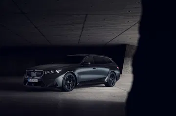 BMW M5 Touring: elegancia y potencia en cada línea.