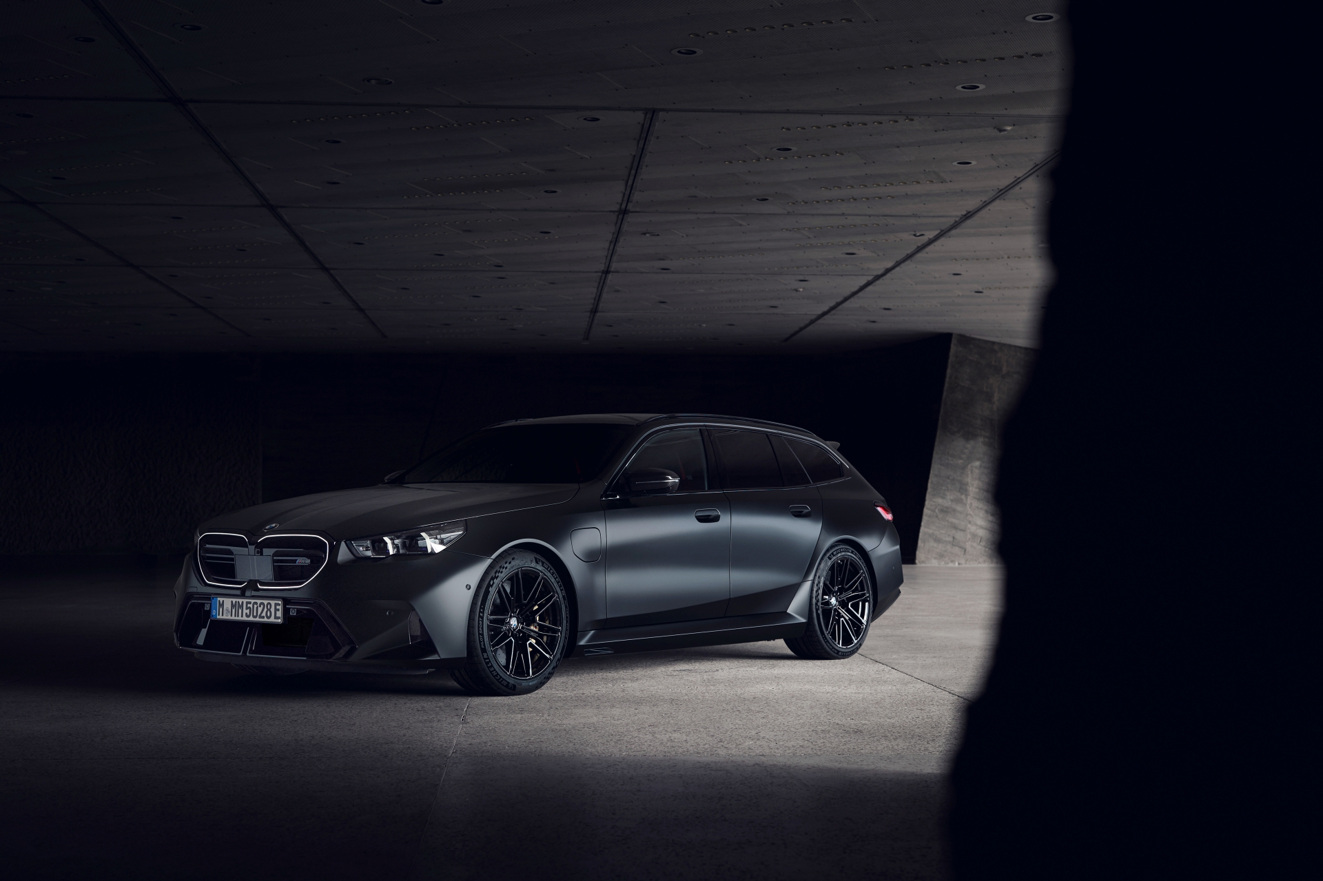 BMW M5 Touring: elegancia y potencia en cada línea.