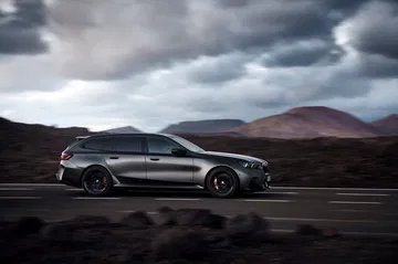 Vista dinámica del BMW M5 Touring 2025 resaltando su silueta deportiva.