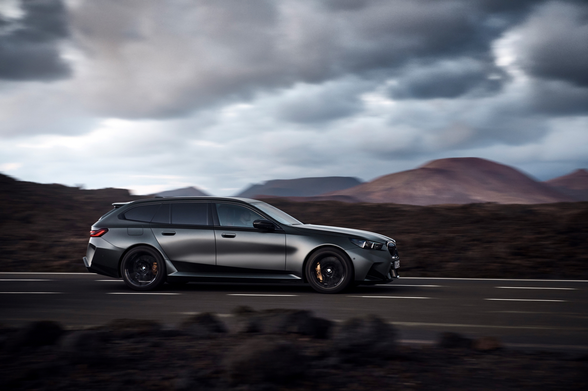 Vista dinámica del BMW M5 Touring 2025 resaltando su silueta deportiva.