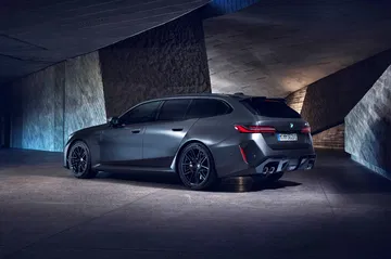BMW M5 Touring 2025 muestra su diseño robusto y sofisticado.