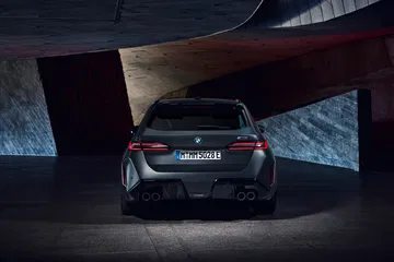 La trasera del BMW M5 Touring muestra líneas deportivas inconfundibles.