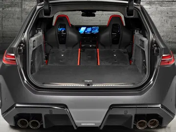 Vista trasera del BMW M5 Touring mostrando diseño y luces