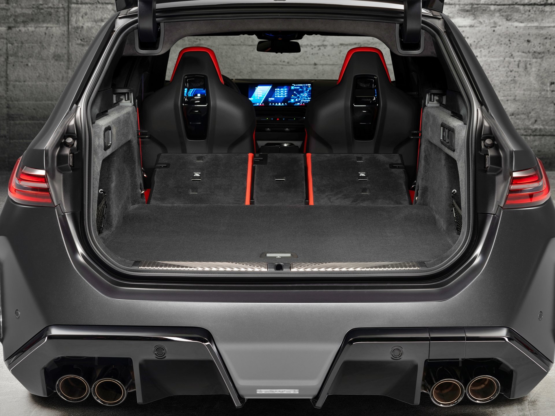 Vista trasera del BMW M5 Touring mostrando diseño y luces