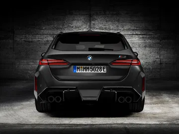 Vista trasera del BMW M5 Touring, mostrando músculo y elegancia.