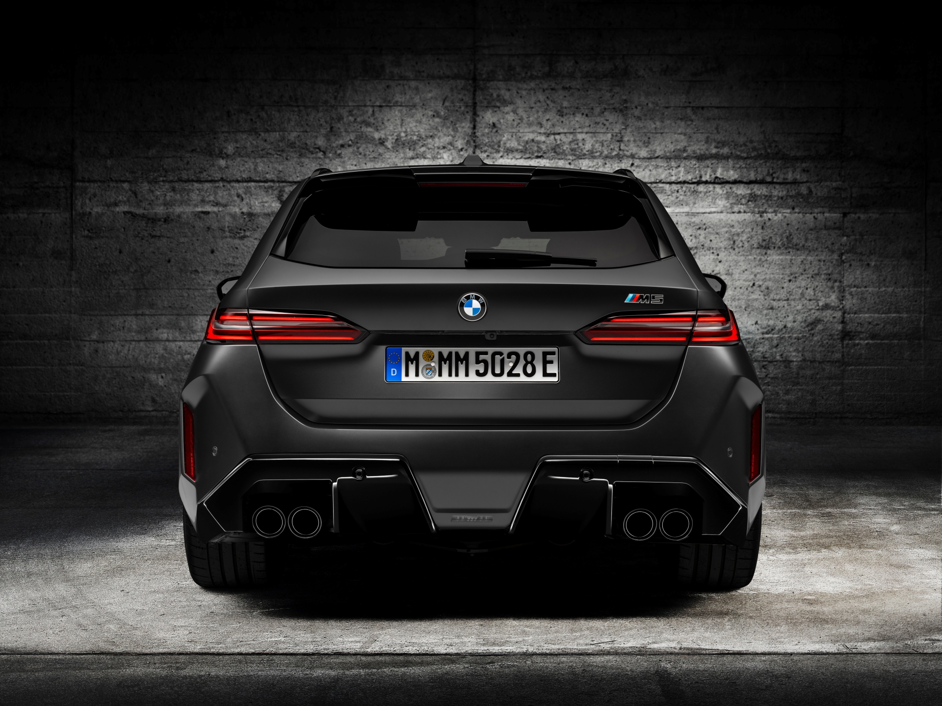 Vista trasera del BMW M5 Touring, mostrando músculo y elegancia.