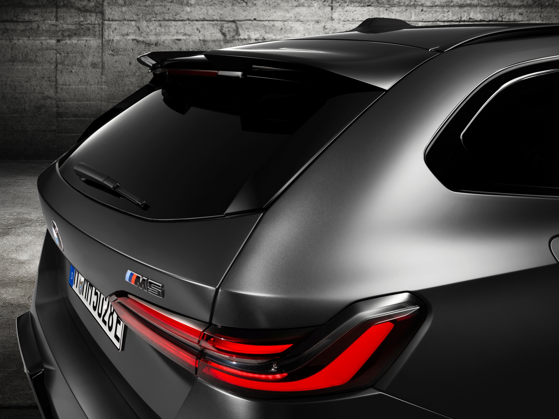 Vista trasera y lateral del BMW M5 Touring, mostrando su diseño deportivo.