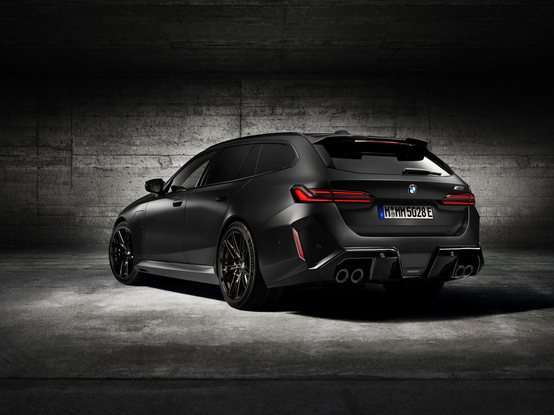 BMW M5 Touring con diseño agresivo y deportividad en su silueta.