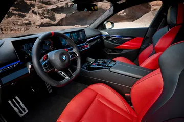 Vista detallada del lujoso interior del BMW M5 Touring.