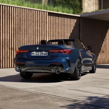 Vista trasera lateral del BMW Serie 4 M440i Convertible 2024.