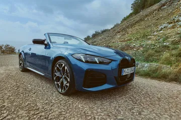 BMW Serie 4 M440i Convertible mostrando su elegante silueta y poderío