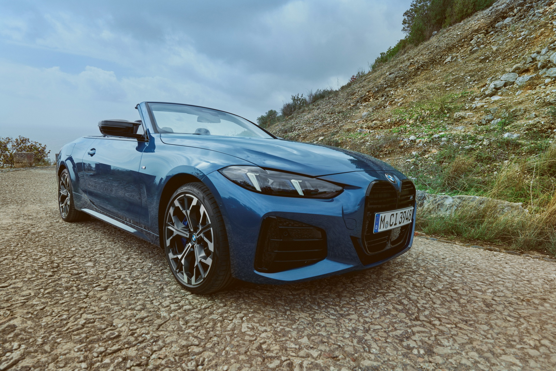 BMW Serie 4 M440i Convertible mostrando su elegante silueta y poderío