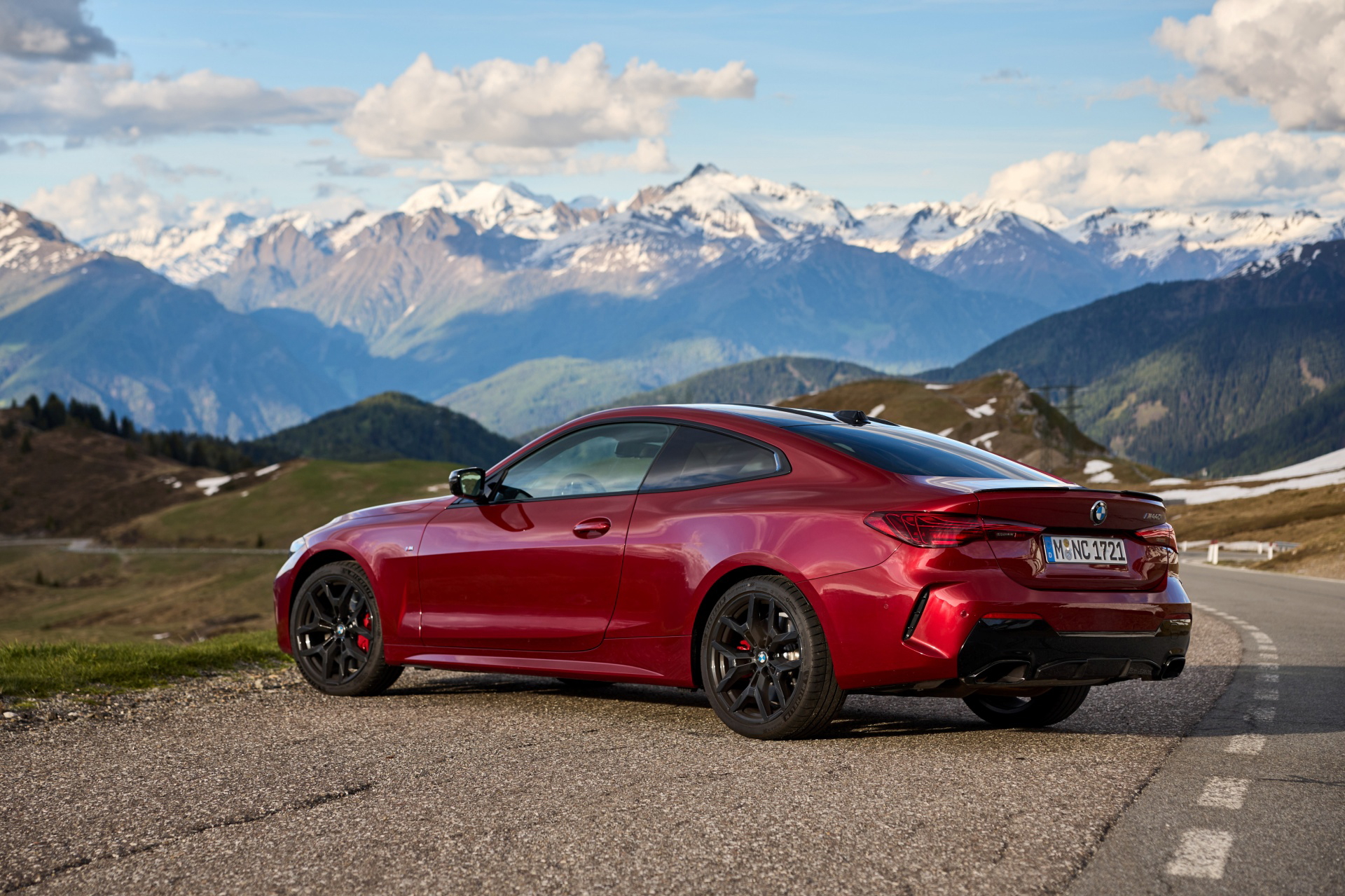 BMW Serie 4 M440i Coupé 2024 en rojo con montañas de fondo