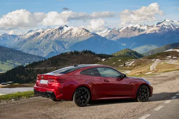 Vista lateral del BMW Serie 4 M440i Coupe, elegancia y deportividad fusionadas.