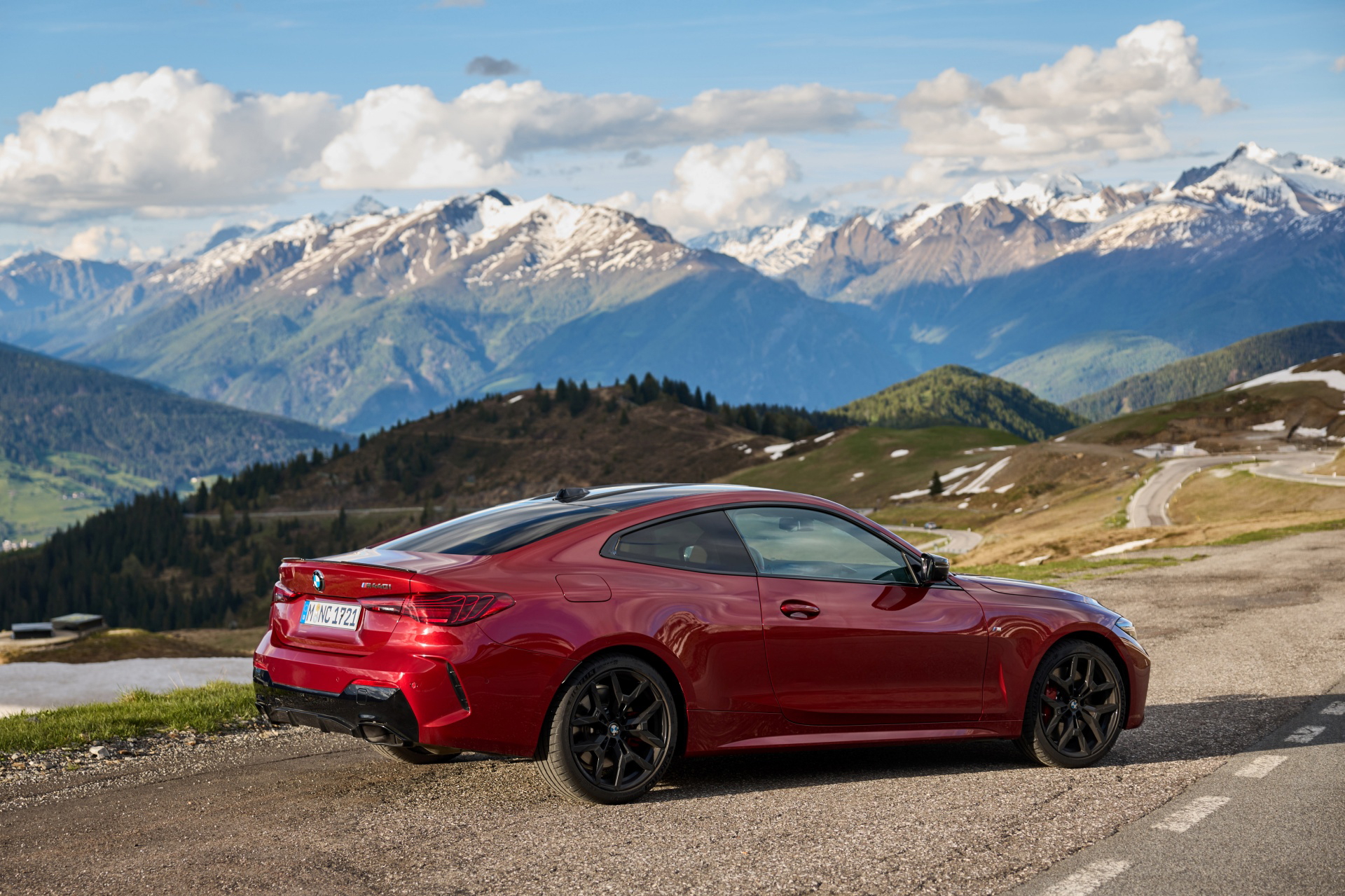 Vista lateral del BMW Serie 4 M440i Coupe, elegancia y deportividad fusionadas.