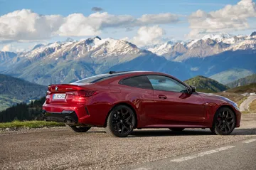 Perfil dinámico del BMW Serie 4 M440i Coupe 2024 en un entorno natural.