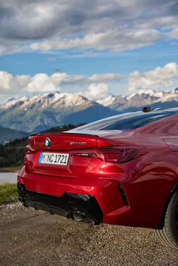 Vista imponente del BMW Serie 4 M440i Coupé, destacando su diseño atlético y elegancia.