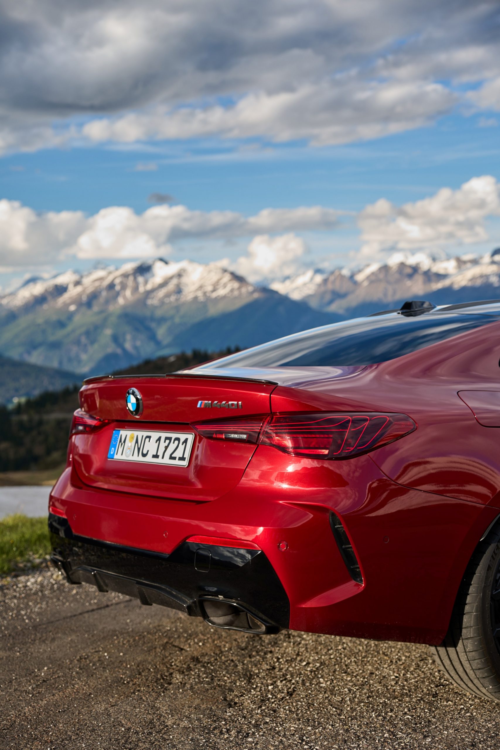 Vista imponente del BMW Serie 4 M440i Coupé, destacando su diseño atlético y elegancia.