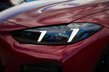 Foco LED del BMW Serie 4 M440i Coupe, símbolo de diseño y tecnología.