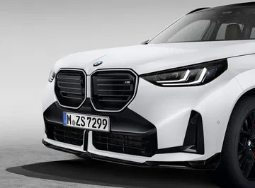 Vista frontal del BMW X3 M Performance resaltando su imponente parrilla y faros agresivos.