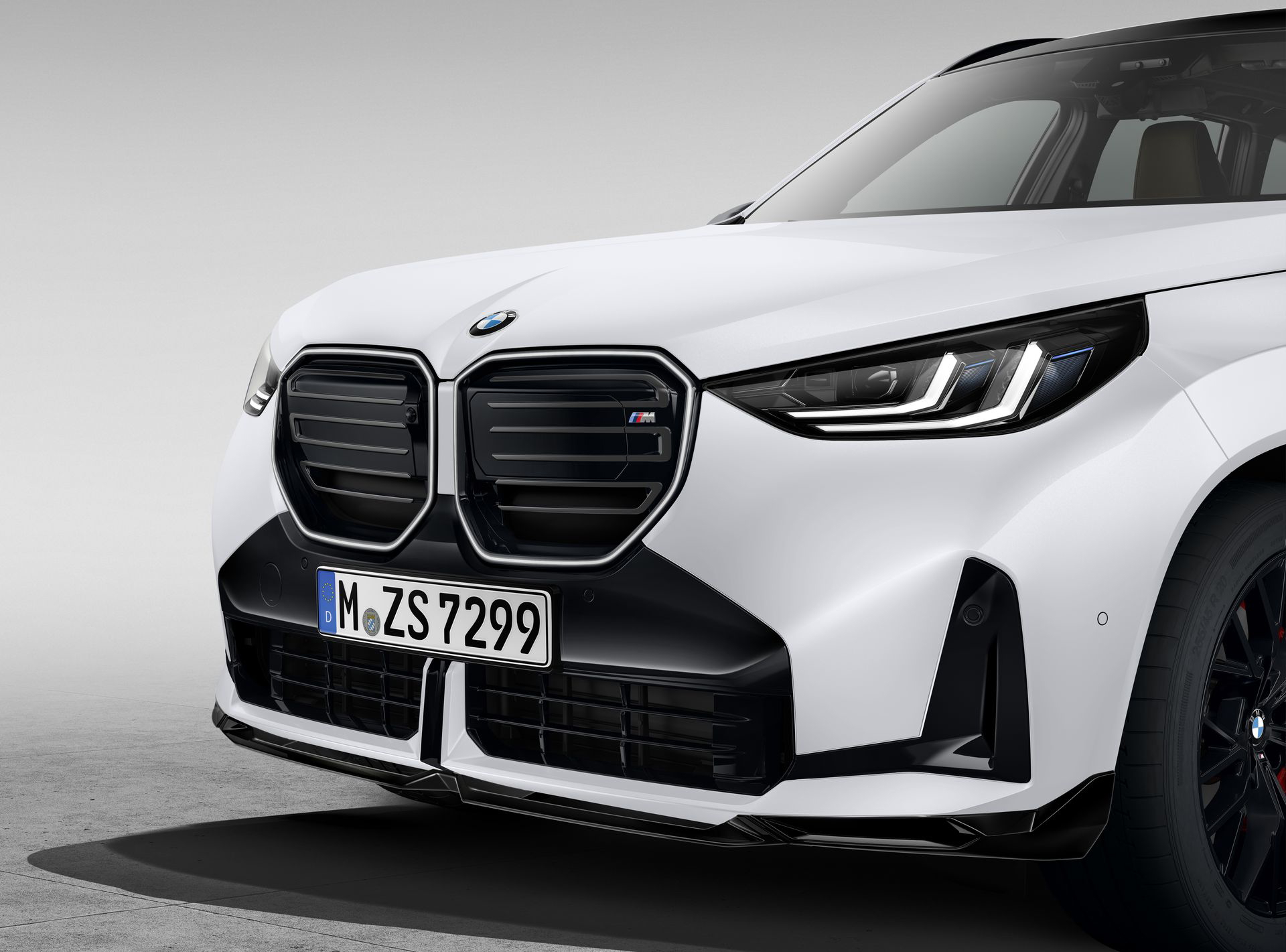 Vista frontal del BMW X3 M Performance resaltando su imponente parrilla y faros agresivos.