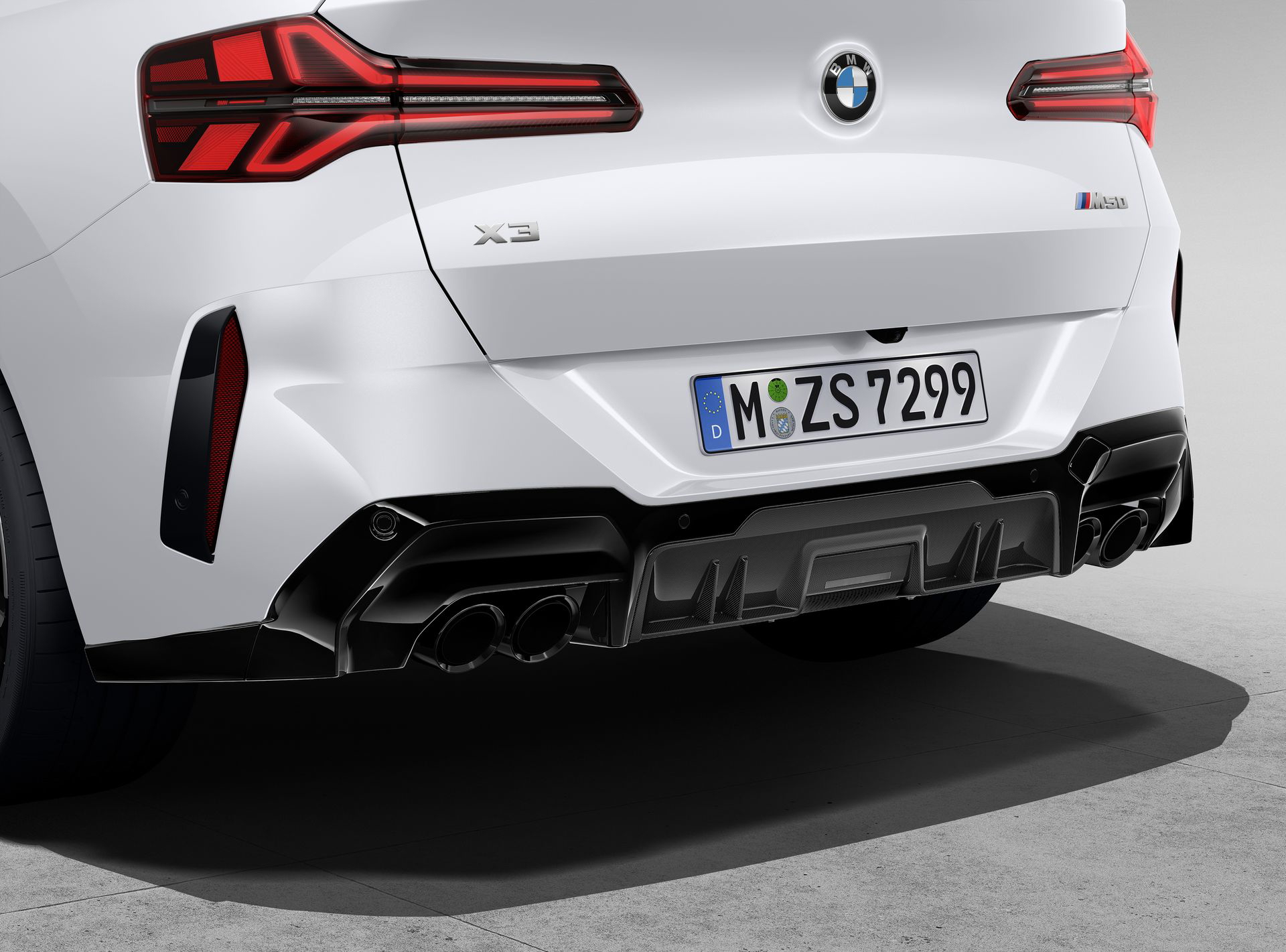 Vista trasera del BMW X3 M Performance con énfasis en su sistema de escape deportivo