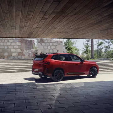 Vista en perspectiva de un BMW X3 con paquete M Performance.