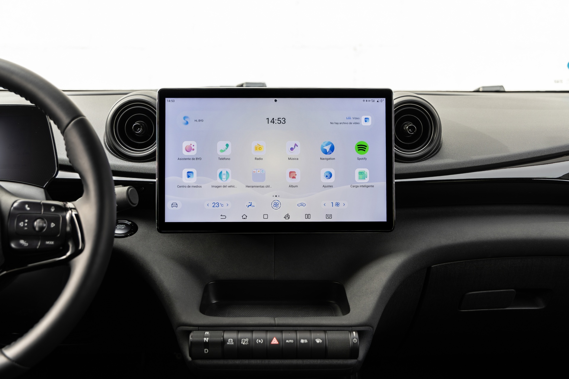 Vista lateral del habitáculo del BYD Dolphin con énfasis en la pantalla de infoentretenimiento.