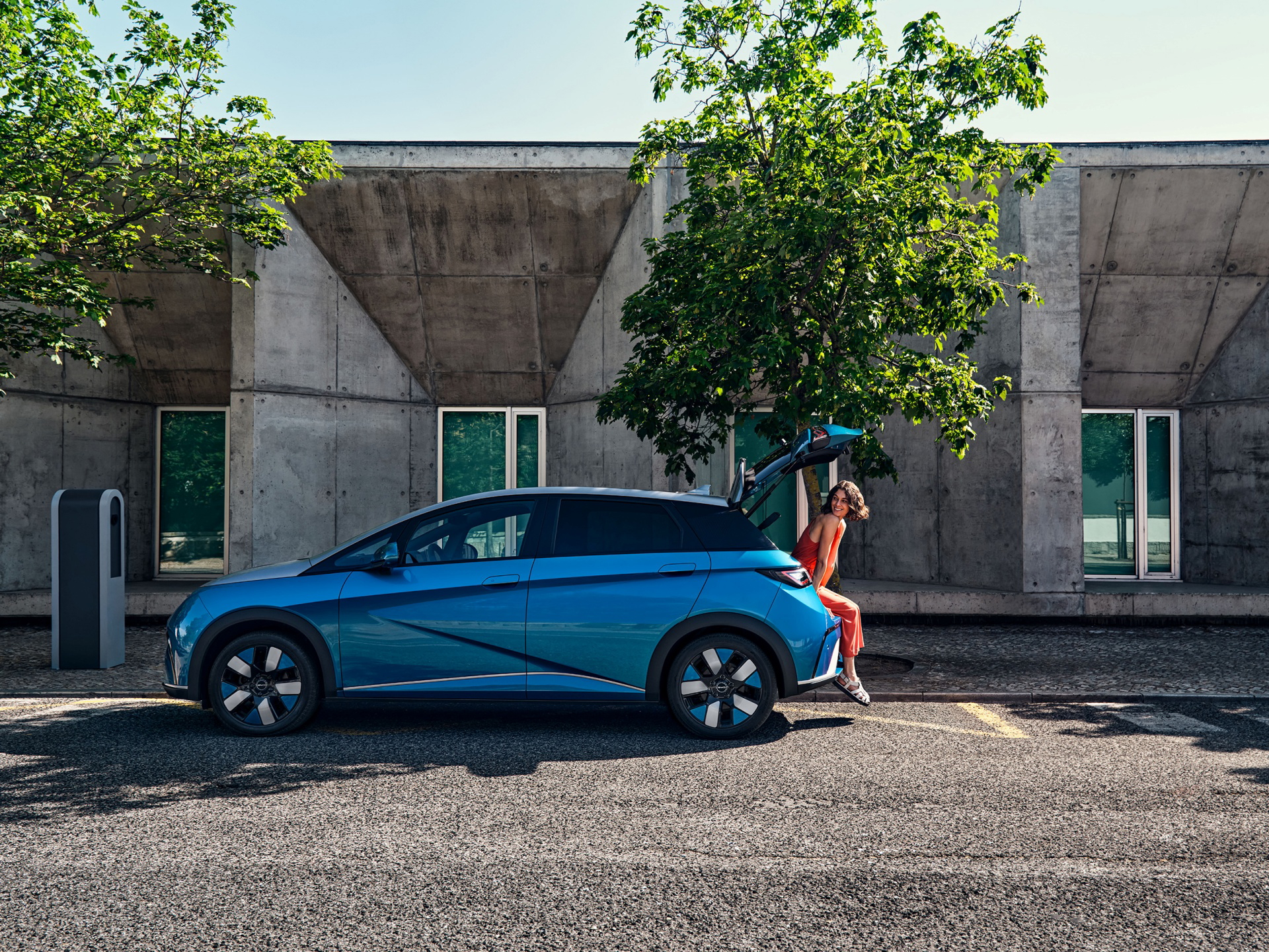 Vehículo eléctrico BYD azul con diseño moderno y 560 km de autonomía.