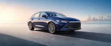 El BYD Qin Plus deslumbra con su diseño lateral estilizado y moderno.