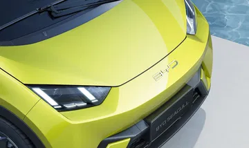 Vista frontal del BYD Seagull, mostrando líneas agresivas y faros elegantes.