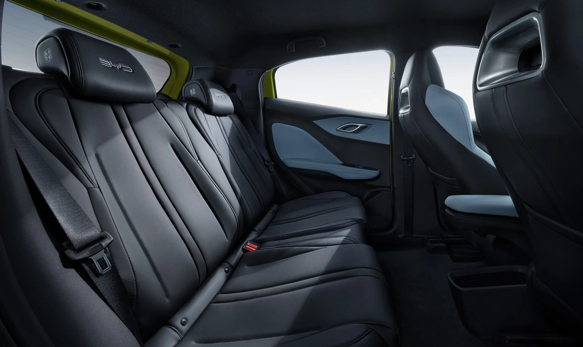 Vista lateral interna resalta diseño y confort asientos Byd Seagull 2024