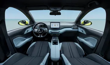 Vista interior del BYD Seagull 2024 destacando su amplio habitáculo y moderno diseño