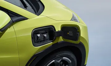 Primer plano del faro y rueda delanteros del BYD Seagull 2024, diseño audaz.