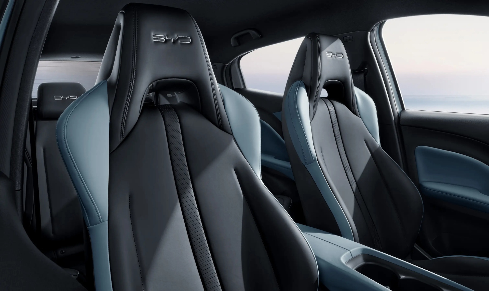 Vista lateral de los asientos deportivos con acabados de primera en el BYD Seagull.