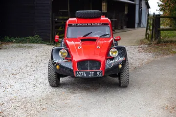 Citroën 2CV adaptado para rally con doble motor y tracción total.