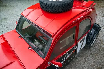 Citroën 2CV modificado con tracción total y dos motores, listo para rally.