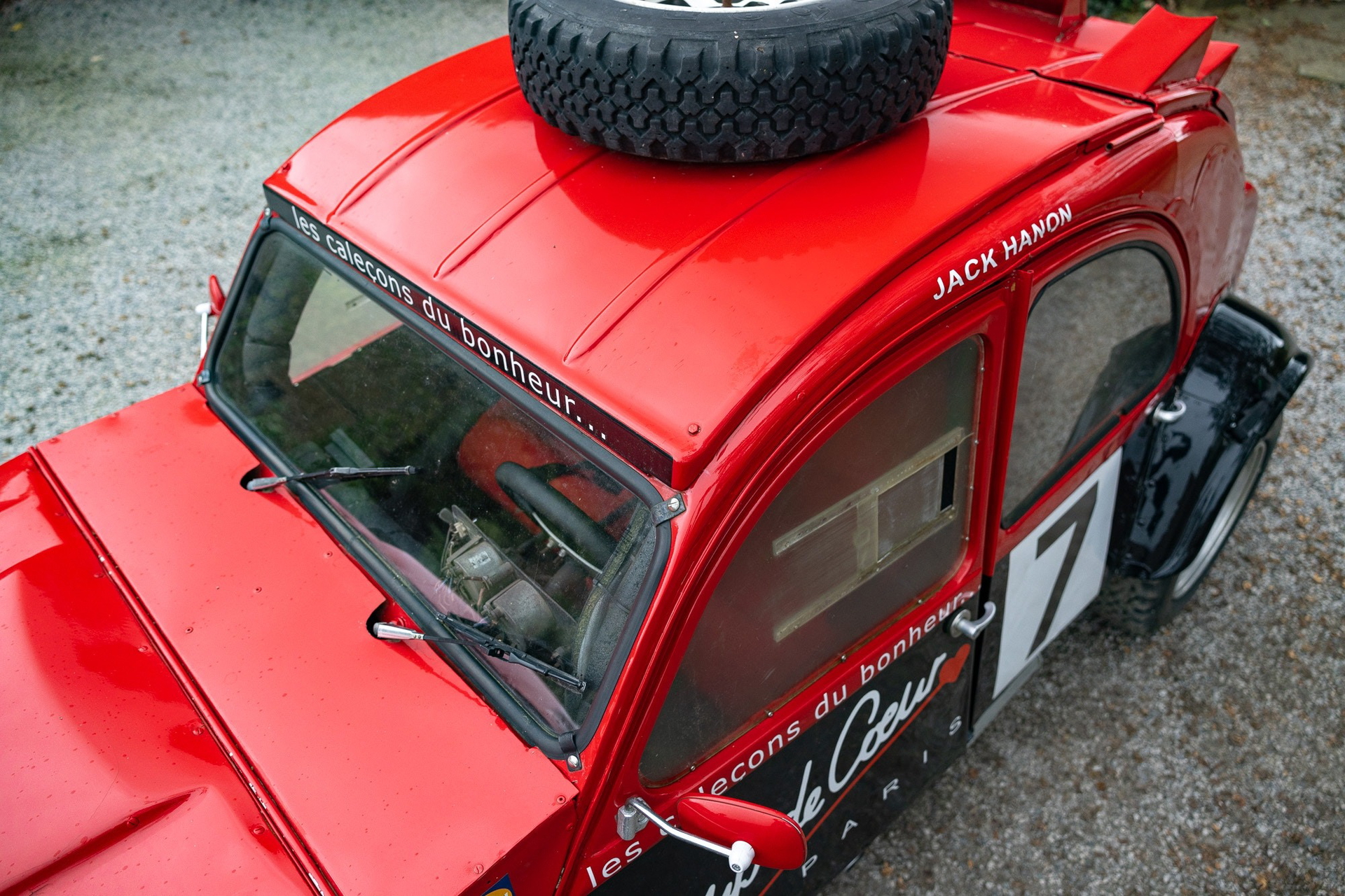 Citroën 2CV modificado con tracción total y dos motores, listo para rally.