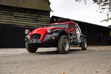 Visión del Citroën 2CV preparado para rally, muestra claramente su perfil.