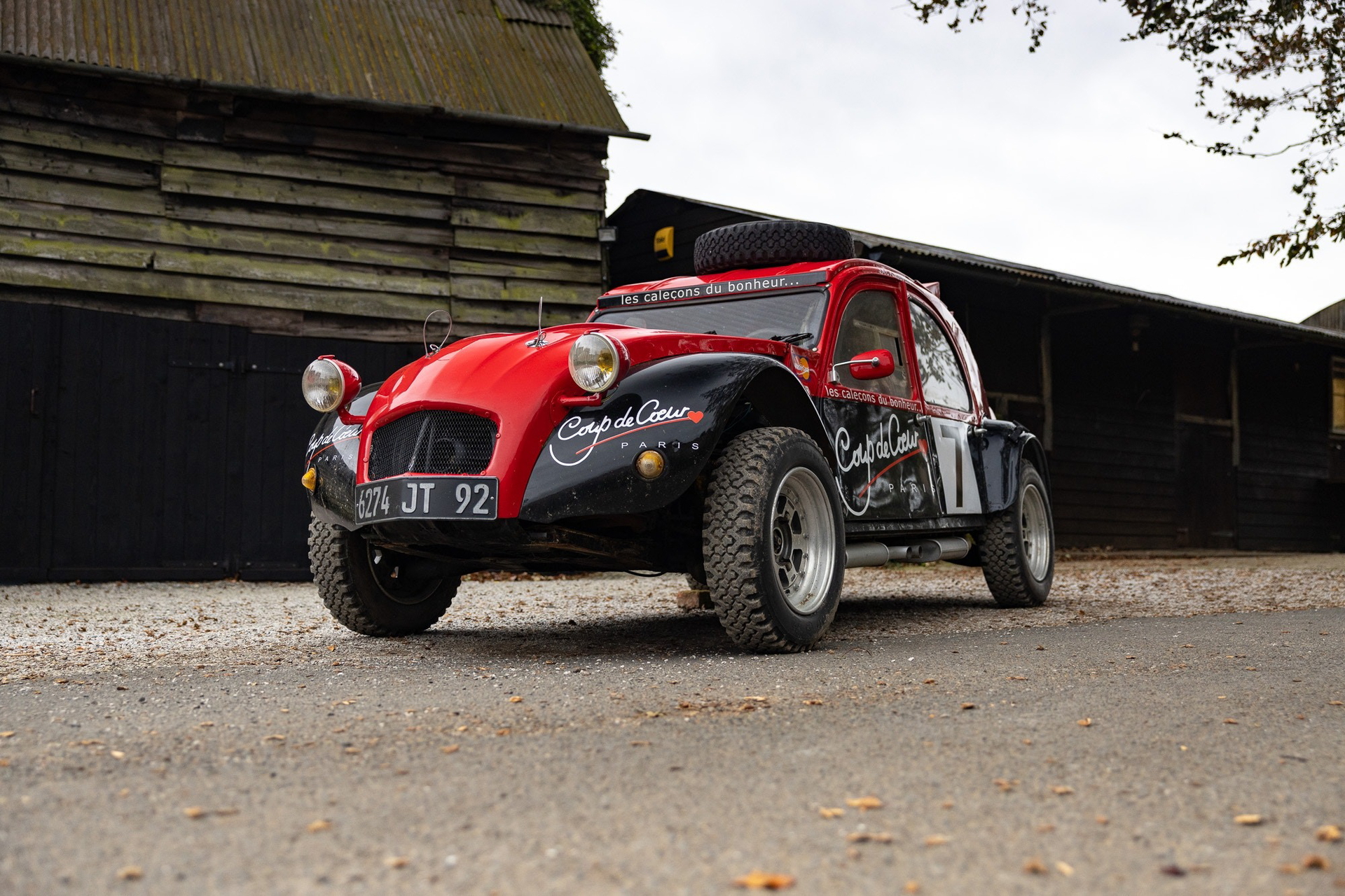 Visión del Citroën 2CV preparado para rally, muestra claramente su perfil.