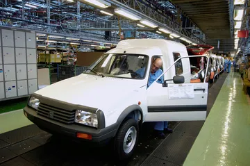 Vista lateral del resistente Citroën C15, icono de durabilidad.